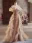 Glitzernden Charmant Gold Perlenstickerei Pailletten Gespaltete Front Fallende Rüsche Ballkleider 2024 Meerjungfrau Off Shoulder Kurze Ärmel Rückenfreies Sweep / Pinsel Zug Ball
