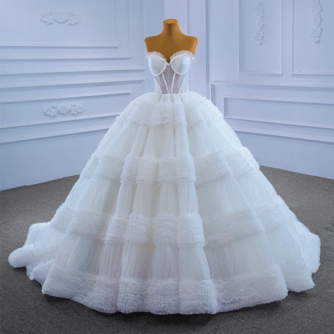 Slående Hvit Puffy Bryllups Brudekjoler 2021 Kjæreste Kryssede Stropper Buste Tyll Feie Tog Uten Ermer Ballkjole