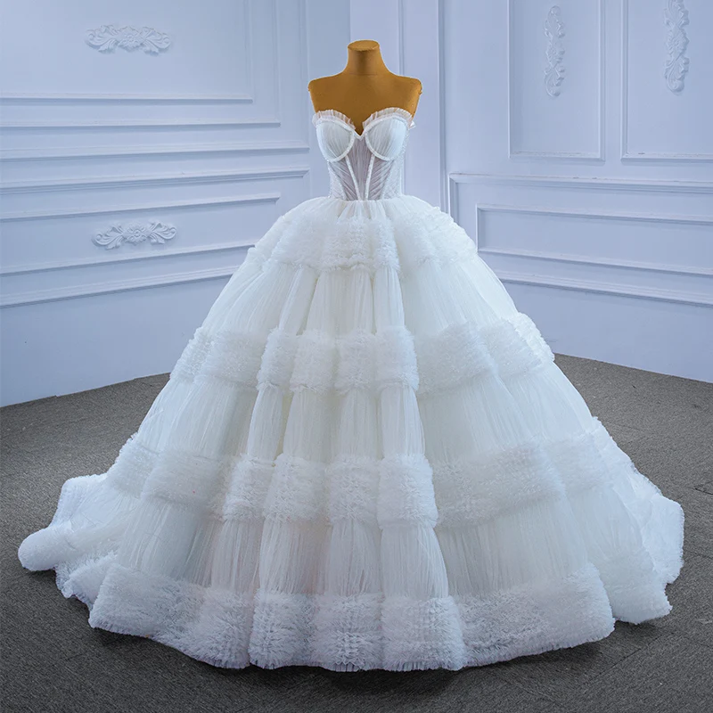 Slående Hvit Puffy Bryllups Brudekjoler 2021 Kjæreste Kryssede Stropper Buste Tyll Feie Tog Uten Ermer Ballkjole