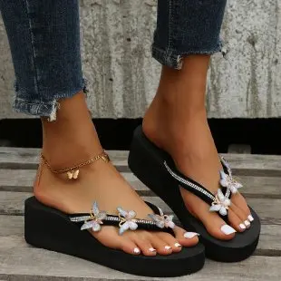 Niedrogie Lato Czarne Zużycie ulicy Plaża Płaskie Pantofle & Klapki 2022 Rhinestone Motyl Mieszkanie Peep Toe Sandały Damskie