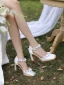 Elegante Weiß Knöchelriemen Applikationen Brautschuhe 2023 Leder 8 cm Thick Heels Quadratische Zehe Hochzeit Sandaletten Hochhackige