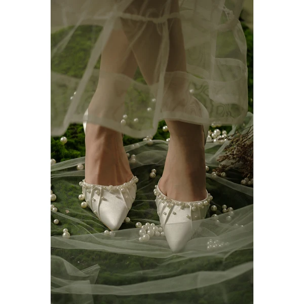 Elegant White Pearl Satin Pointed Toe Wedding Shoes 2024 4 cm Stiletto Heels Low Heel Wedding High Heels