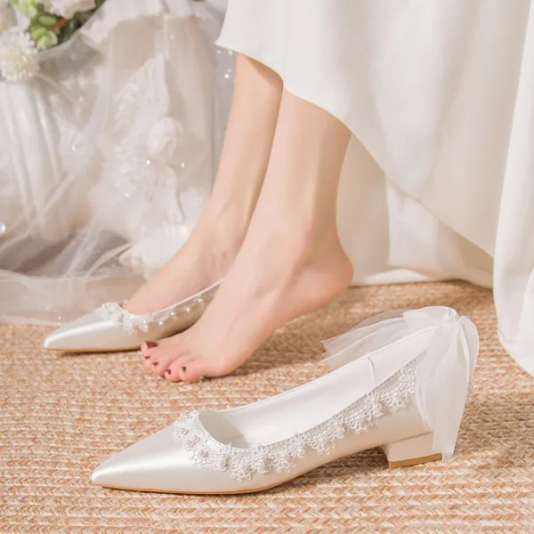 Modest / Simple White Pearl Lace Flower Bow Wedding Shoes 2024 4 cm Block Heels Pointed Toe Wedding Pumps High Heels