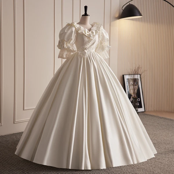 Vintage / Retro Audrey Hepburn Style Ivory Pearl Rhinestone Wedding Dresses 2023 Ball Gown Satin Ruffle V-Neck Bow Short Sleeve Backless Floor-Length / Long Wedding