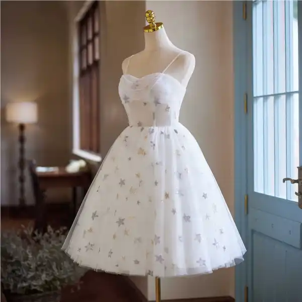 Simple Blanche Perle Paillettes de retour Robe De Graduation 2024 Bretelles Spaghetti Sans Manches Dos Nu Courte Robe De Ceremonie