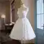 Simple Blanche Perle Paillettes de retour Robe De Graduation 2024 Bretelles Spaghetti Sans Manches Dos Nu Courte Robe De Ceremonie