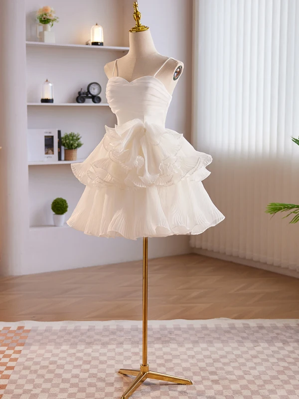 Mode Blanche Volants en Cascade de retour Courte Robe De Graduation 2024 Bretelles Spaghetti Sans Manches Dos Nu