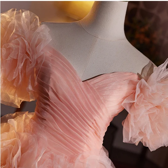 Charmant Rougissant Rose Volants en Cascade Robe De Bal 2024 Princesse De l'épaule Manches Courtes Dos Nu Train De Balayage Promo Robe De Ceremonie