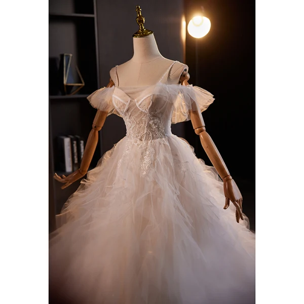 Charmant Weiß Perlenstickerei Perle Spitze Blumen Fallende Rüsche Leichtes Brautkleider / Hochzeitskleider 2024 Ballkleid Spaghettiträger Ärmellos Rückenfreies Sweep / Pinsel Zug