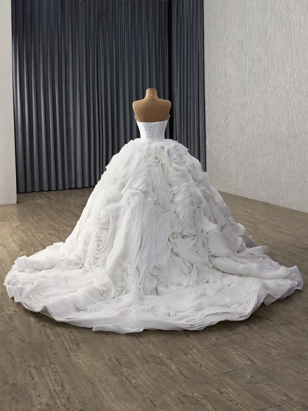 High-end Luxury / Gorgeous White Beading Pearl Rhinestone Ruffle Flower Wedding Dresses 2025 Ball Gown Strapless Sleeveless Backless Chapel Train