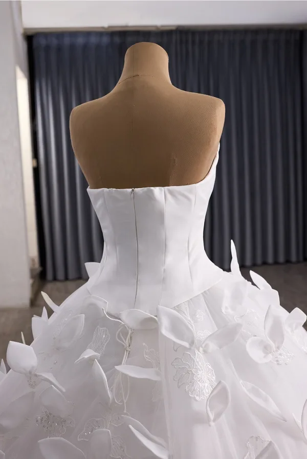 Luxus / Herrlich Weiß Handgefertigt Spitze Blumen Applikationen Pailletten Brautkleider / Hochzeitskleider 2025 Ballkleid Bandeau Ärmellos Rückenfreies Königliche Schleppe Hochzeit