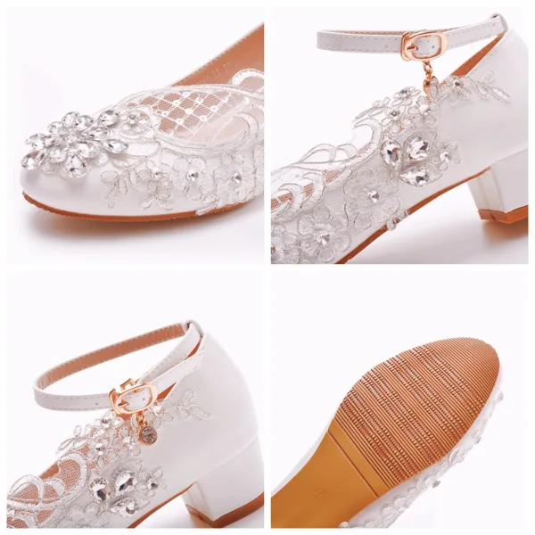 Chic Faux Diamant En Dentelle Fleur Blanche Talon Bas Chaussure De Mariée 2023 Bride Cheville 3 cm Talons Épais À Bout Pointu Chaussure De Mariée Talons Hauts