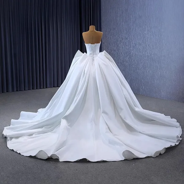 High-end Ivory Lace Flower Satin Wedding Dresses 2023 Ball Gown Strapless Sleeveless Backless Royal Train Wedding