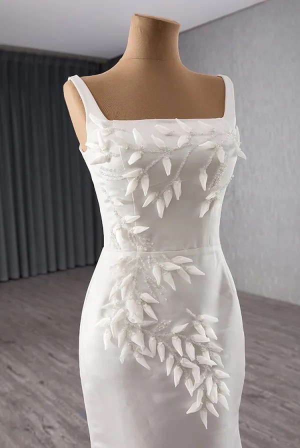 Haut de Gamme Blanche Paillettes Fleur Satin Robe De Mariée 2024 Trompette / Sirène Encolure Carrée Sans Manches Dos Nu Chapel Train Mariage