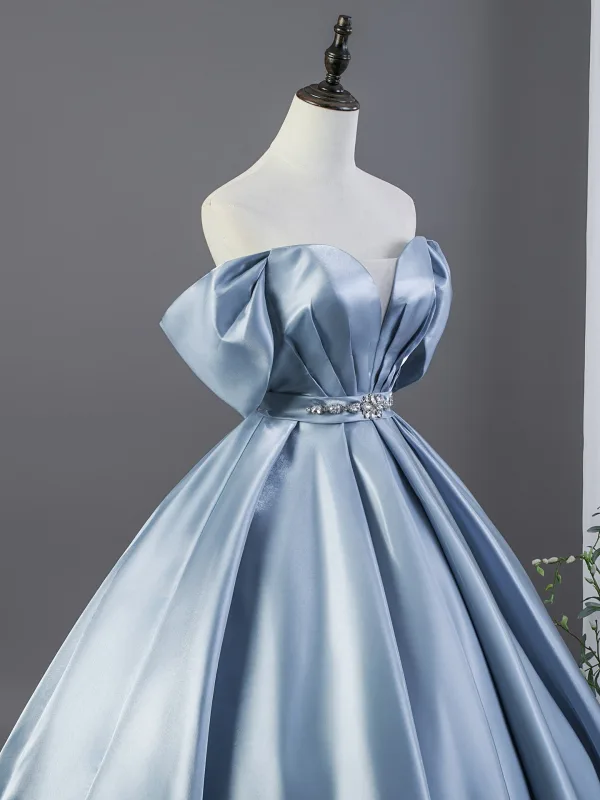 Inspiré Y2K Bleu poudré Faux Diamant Satin Robe De Bal 2026 Robe Boule De l'épaule Manches Courtes Dos Nu Longue