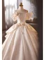 Vintage / Originale Ivoire Appliques Satin Robe De Mariée 2025 Robe Boule De l'épaule Manches Courtes Dos Nu Train De Balayage