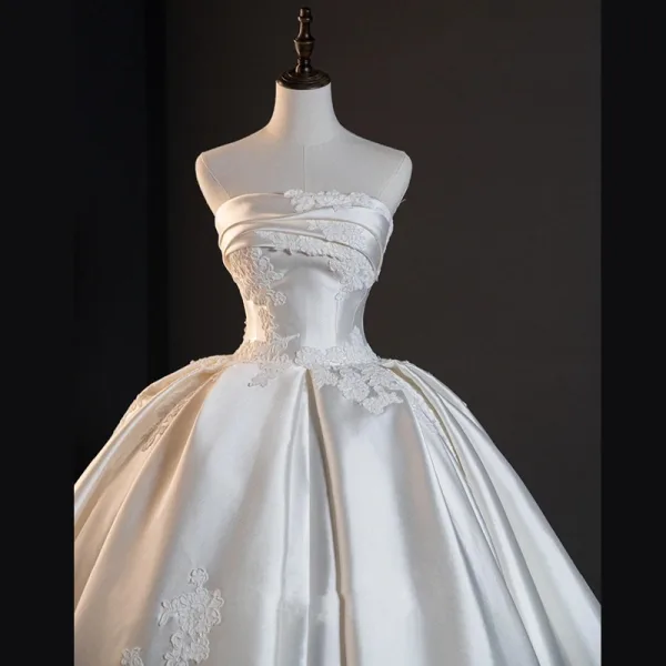 Vintage / Retro White Lace Flower Satin Wedding Dresses 2025 Ball Gown Strapless Sleeveless Backless Court Train Wedding