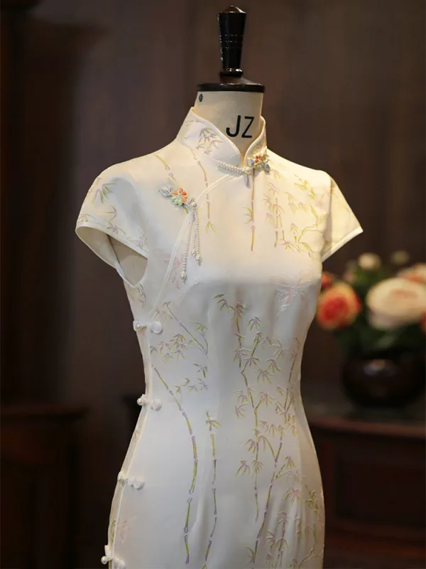 Chinesischer Stil Weiß Stickerei Gespaltete Front Seide Cheongsam 2026 Meerjungfrau Stehkragen Ärmel Wadenlang