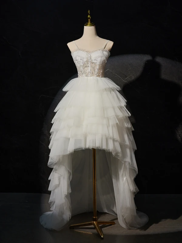 Charmant Blanche Perlage Paillettes Volants en Cascade Asymétrique Plage Robe De Mariée 2024 Robe Boule Bretelles Spaghetti Sans Manches Dos Nu Mariage