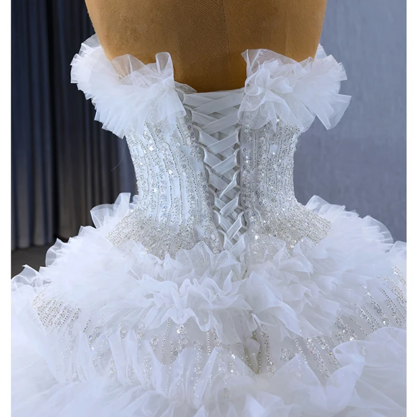 Luxus / Herrlich Weiß Perlenstickerei Pailletten Fallende Rüsche Brautkleider / Hochzeitskleider 2023 Ballkleid Bandeau Ärmellos Rückenfreies Sweep / Pinsel Zug Hochzeit
