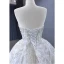 Luxus / Herrlich Charmant Weiß Glanz Perlenstickerei Pailletten Brautkleider / Hochzeitskleider 2023 Ballkleid Bandeau Ärmellos Rückenfreies Hof-Schleppe Hochzeit