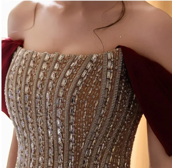 Charmant Burgunderrot Strass Gespaltete Front Abendkleider 2026 Meerjungfrau Off Shoulder Ärmellos Rückenfreies Sweep / Pinsel Zug Festliche Kleider