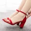 Enkla Röd Gatukläder Casual Mocka Sandaler Dam 2023 Ankelband 7 cm Tjocka Klackar Peep Toe Sandaler Högklackade