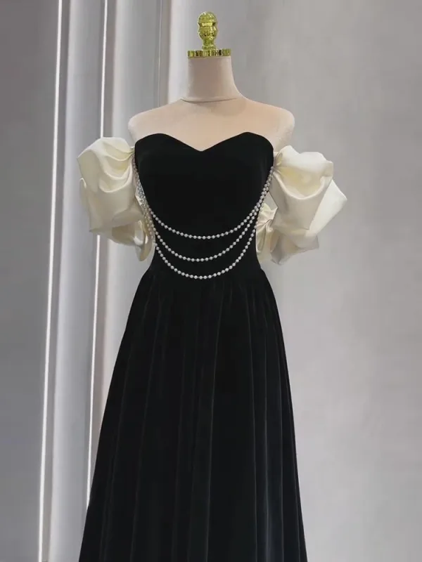 Chic / Beautiful Black Pearl Velvet Prom Dresses 2024 A-Line / Princess Off-The-Shoulder Puffy Short Sleeve Backless Floor-Length / Long Prom Formal Dresses