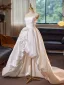 Elegante Weiß Satin Asymmetrisch Brautkleider / Hochzeitskleider 2025 Ballkleid Bandeau Ärmellos Rückenfreies Sweep / Pinsel Zug Hochzeit