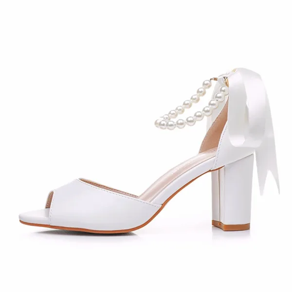 Élégant Blanche Perle Noeud Bride Cheville Chaussure De Mariée 2024 7 cm Talons Épais Peep Toes / Bout Ouvert Mariage Sandales Talons Hauts