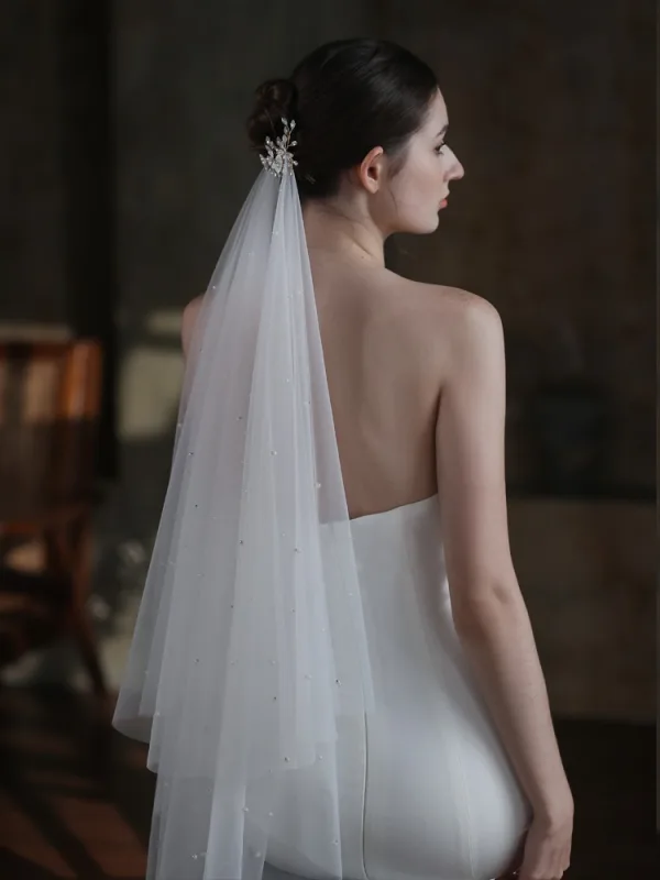Charming White Handmade  Rhinestone Pearl Wedding Veils 2025 Tulle