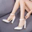 Chic / Belle Blanche Perle En Dentelle Fleur Chaussure De Mariée 2022 Bride Cheville 10 cm Talons Épais À Bout Pointu Mariage Talons Hauts