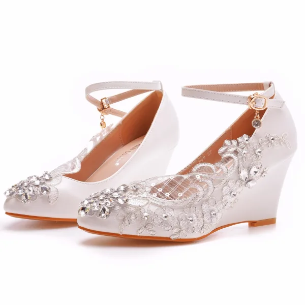 Mode Blanche Faux Diamant Paillettes En Dentelle Fleur Chaussure De Mariée 2023 Bride Cheville 8 cm Compensées À Bout Pointu Mariage Bottes