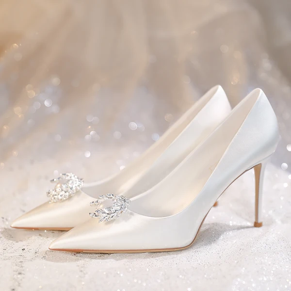 Elegante Ivory / Creme Perle Strass Leder Satin Brautschuhe 2024 8 cm Stilettos Spitzschuh Hochzeit Pumps Hochhackige