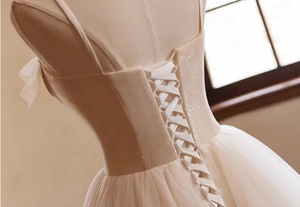 Schöne Champagner Perlenstickerei Perle Spitze Blumen Ballkleider 2024 Ballkleid Spaghettiträger Ärmellos Rückenfreies Schleife Stoffgürtel Sweep / Pinsel Zug