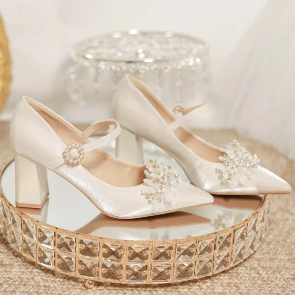 Elegant Beige Satin Pearl Rhinestone Wedding Shoes 2024 7 cm Thick Heels Pointed Toe Wedding Pumps High Heels