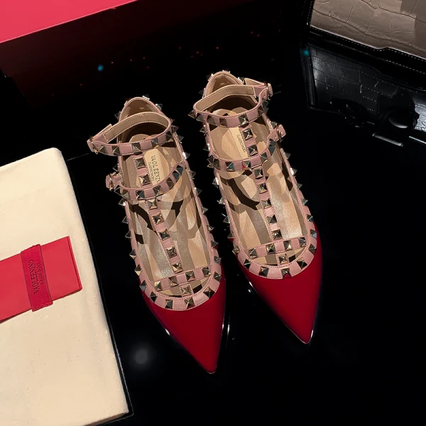 Charmant Blanche Été Vêtement de rue Plate Chaussures Femmes 2022 Cuir T-Strap Rivet À Bout Pointu Chaussures Femmes