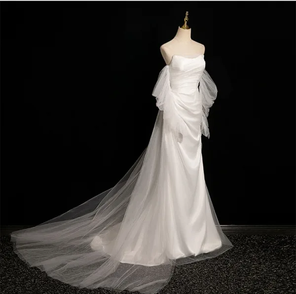 Schlicht Satin Weiß Meerjungfrau Brautkleider / Hochzeitskleider 2024 Bandeau Ärmellos Rückenfreies Sweep / Pinsel Zug Hochzeit