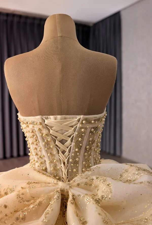 Luxury / Gorgeous Sparkly Champagne Beading Pearl Sequins Ruffle Wedding Dresses 2026 Ball Gown Sweetheart Sleeveless Backless Bow Chapel Train