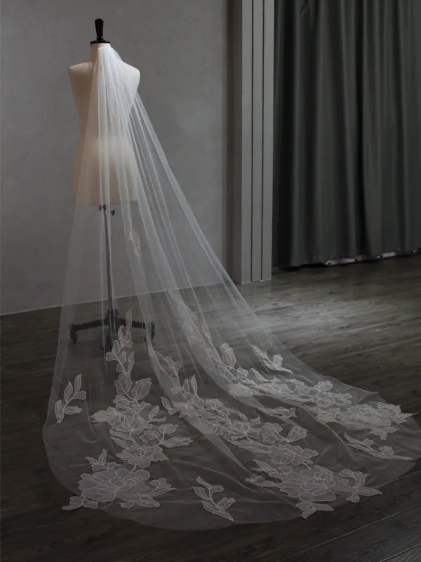 High-end White Lace Embroidered Wedding Veils 2025