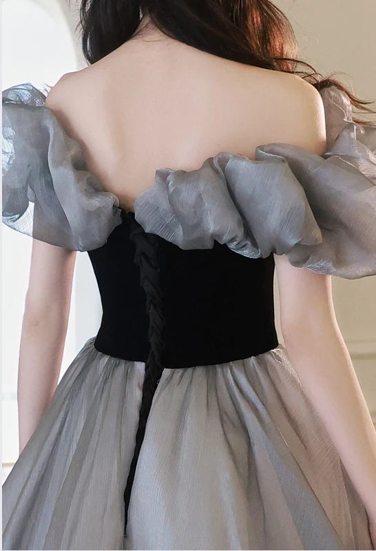 Élégant Gris Robe De Bal 2024 Princesse Volants De l'épaule Manches Courtes Dos Nu Train De Balayage Promo Robe De Ceremonie