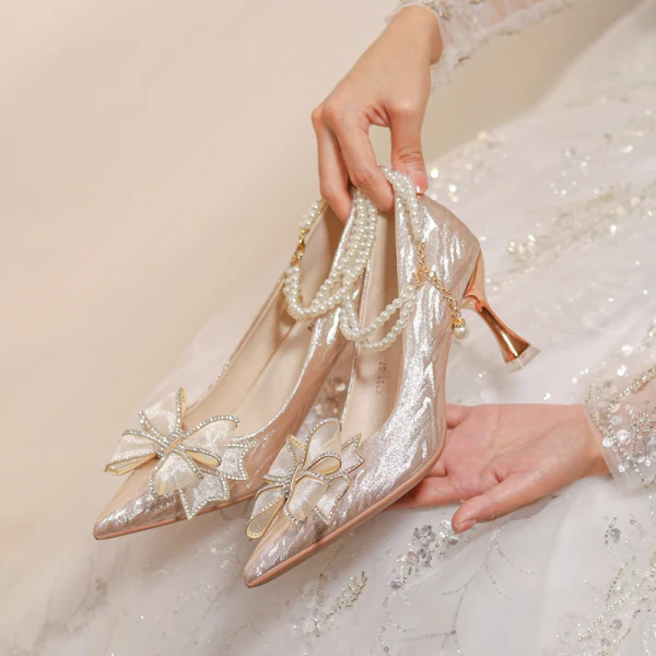 Charmant Doré Perle Bride Cheville Faux Diamant Noeud Chaussure De Mariée 2023 7 cm Talons Aiguilles À Bout Pointu Mariage Escarpins Talons Hauts