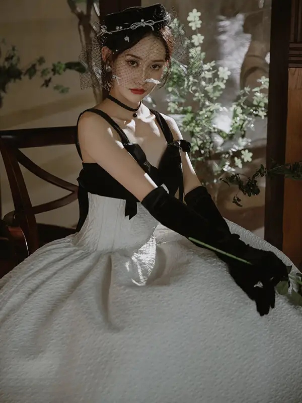 Audrey Hepburn Style Black Prom Dresses 2022 Ball Gown Spaghetti Straps Bow Sleeveless Backless Court Train Prom Formal Dresses