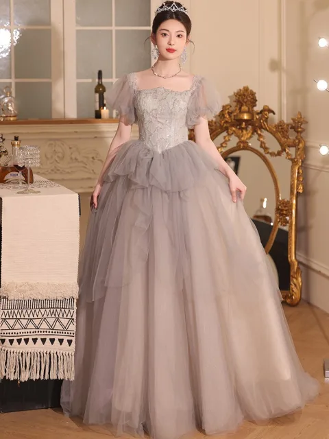 Charmant Gris Perlage Paillettes Volants en Cascade Robe De Bal 2024 Robe Boule De l'épaule Manches Courtes Dos Nu Longue Promo Robe De Ceremonie