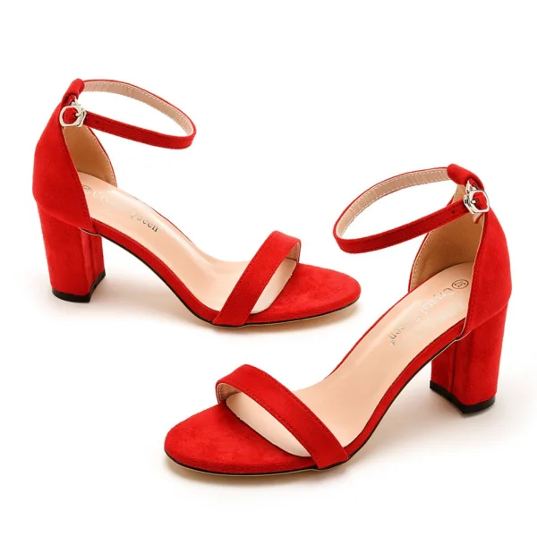 Enkla Röd Gatukläder Casual Mocka Sandaler Dam 2023 Ankelband 7 cm Tjocka Klackar Peep Toe Sandaler Högklackade