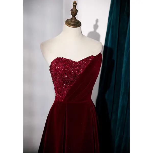 Sjarmerende Burgunder Selskapskjoler Prinsesse 2022 Strapless Uten Ermer Ryggløse Paljetter Suede Lange Polyester Aften Formelle Kjoler