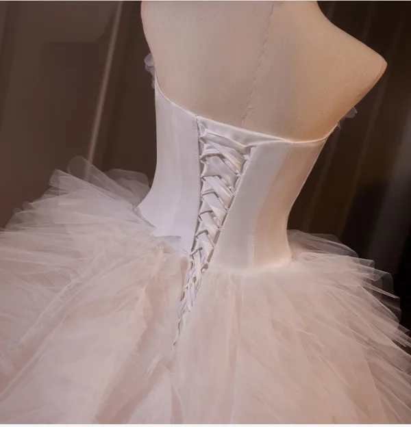 Leichtes Weiß Applikationen Fallende Rüsche Brautkleider / Hochzeitskleider 2024 Ballkleid Bandeau Ärmellos Rückenfreies Lange Hochzeit
