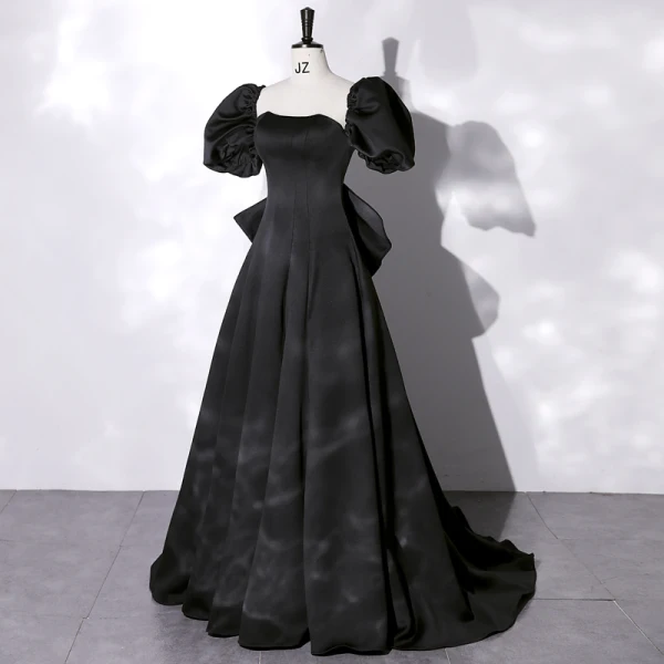 Élégant Noire Satin Robe De Bal 2022 Princesse Encolure Carrée Manches Courtes Dos Nu Noeud Train De Balayage Robe De Ceremonie