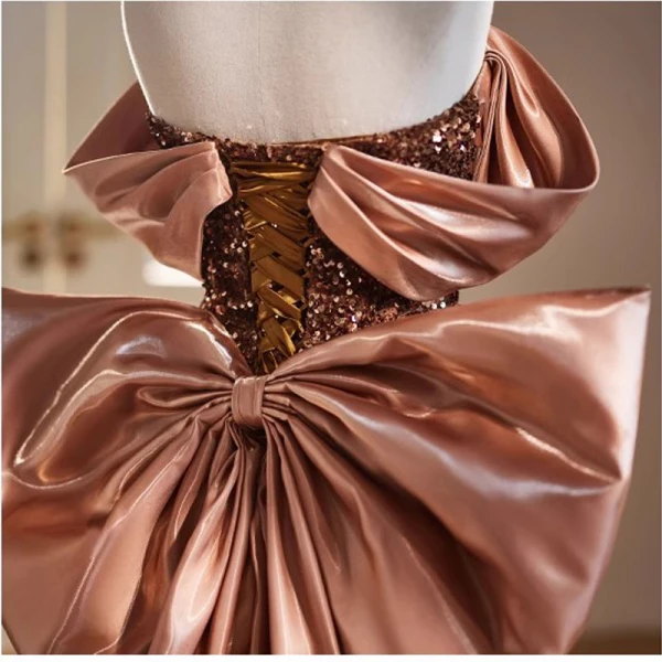 Scintillantes Champagne Paillettes Robe De Soirée Princesse 2023 De l'épaule Manches Courtes Dos Nu Noeud Train De Balayage Robe De Ceremonie