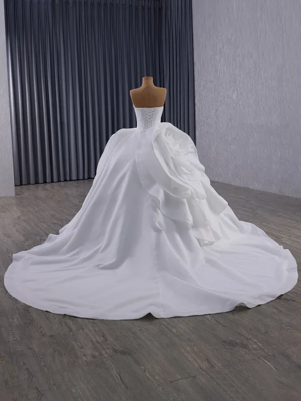 Haut de Gamme Blanche Volants en Cascade Robe De Mariée 2025 Robe Boule Bustier Sans Manches Dos Nu Chapel Train
